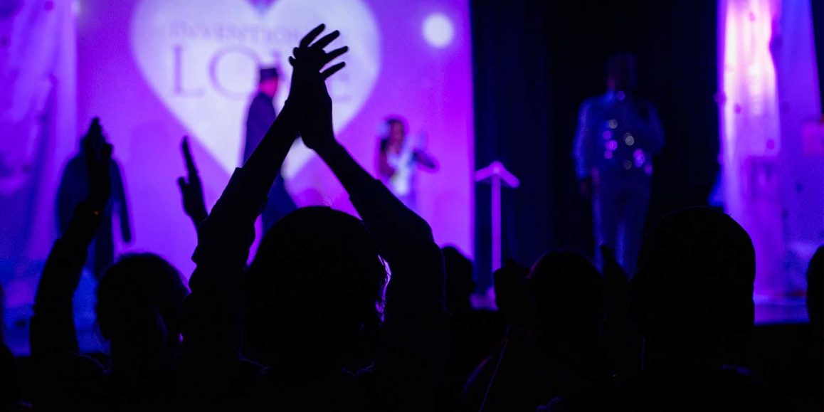 Sincro-shows-with-projection-audiovisual-acttiv